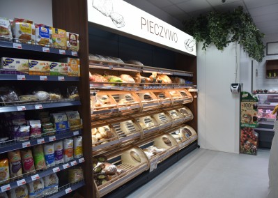 Ekspozycja pieczywa na regale piekarniczym