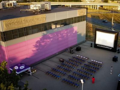 Kino plenerowe ABM - widok na siedzib firmy