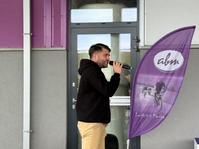 Spotkanie odbyo si przed zakadem produkcyjnym ABM