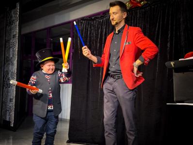 Pomocnik magika podczas wyst�pu na miko�ajkach ABM